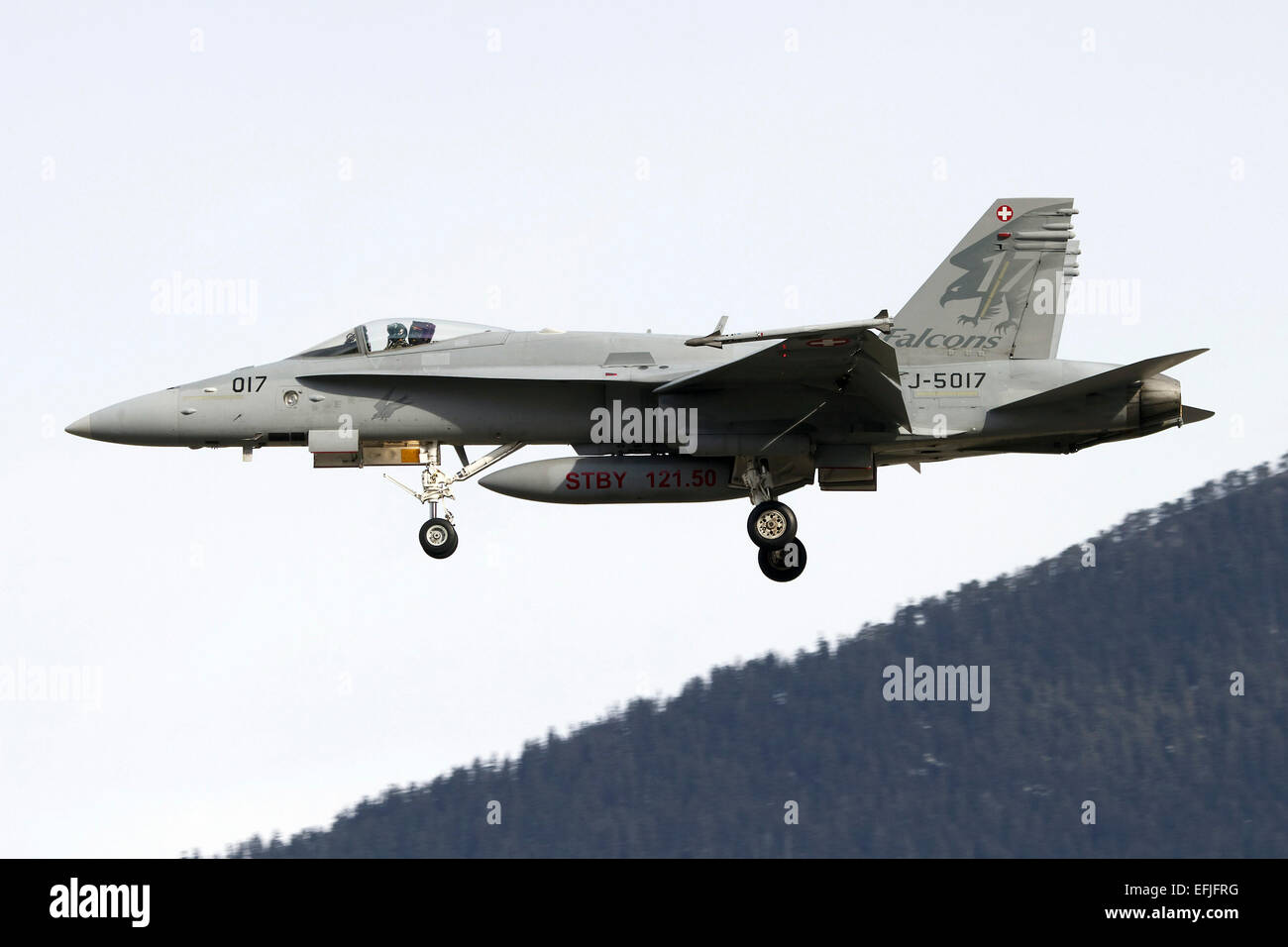 Eine F/A-18 Hornet der Schweizer Luftwaffe dem Start vom Flughafen Sion, Schweiz. Stockfoto