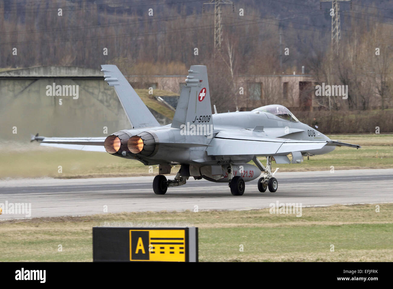 Eine F/A-18 Hornet der Schweizer Luftwaffe auf der Start-und Landebahn am  Flughafen Sion, Schweiz Stockfotografie - Alamy