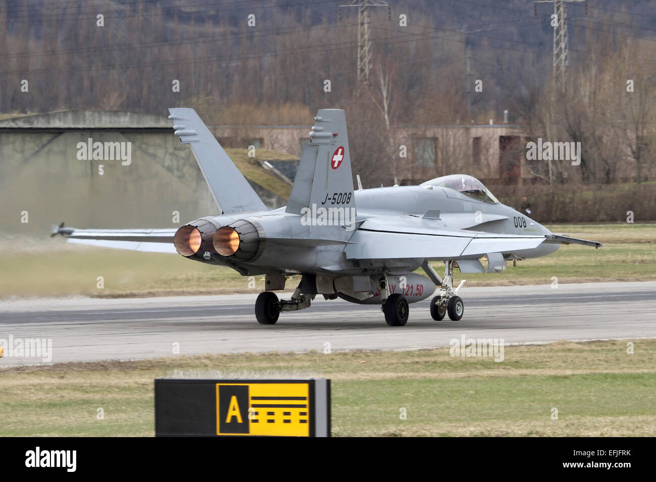 Eine F/A-18 Hornet der Schweizer Luftwaffe auf der Start-und Landebahn am Flughafen Sion, Schweiz. Stockfoto