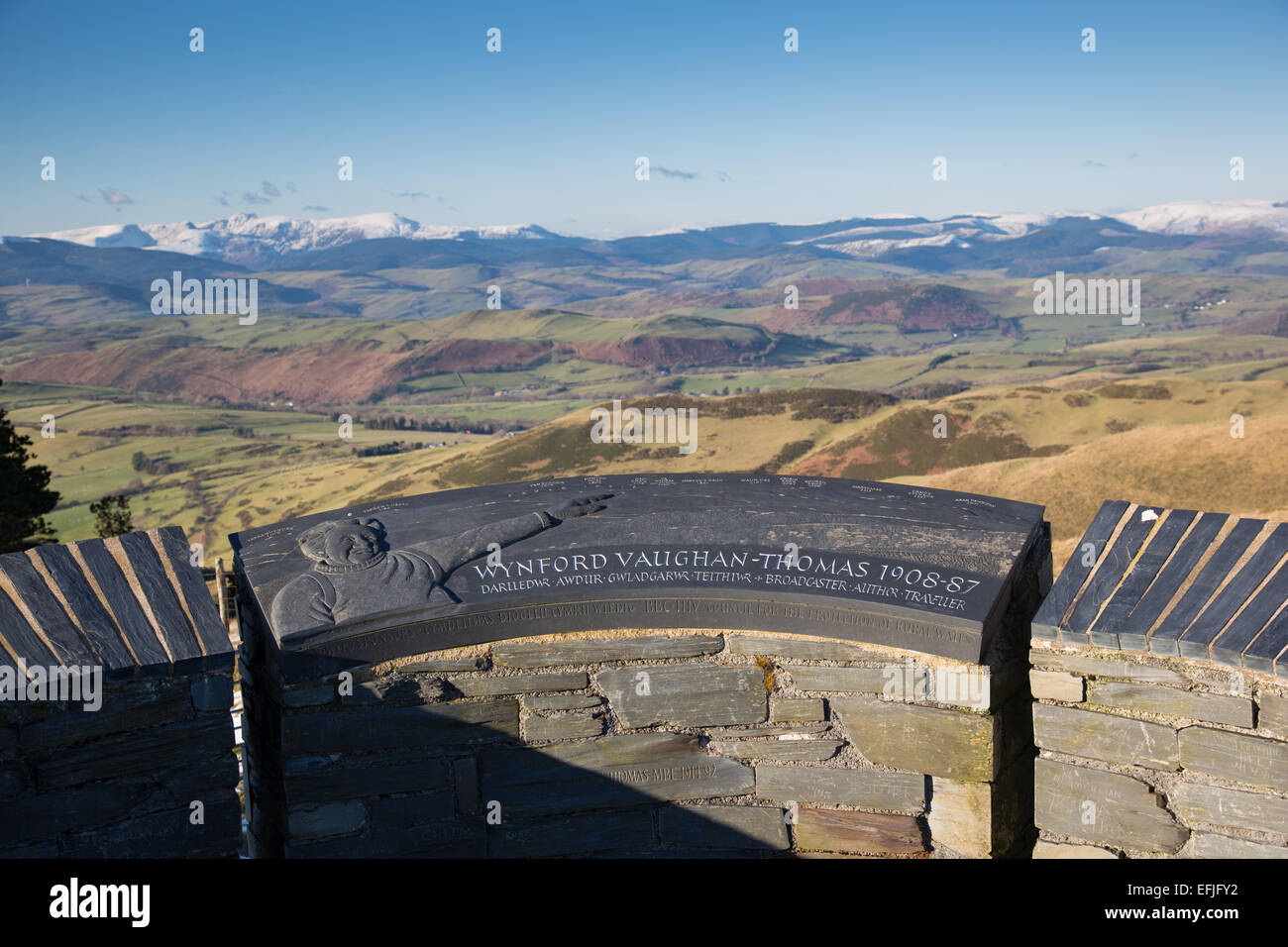 Wynford Vaughan Thomas Aussichtspunkt in der Nähe von Aberhosan, Powys, mit Schnee bedeckt, walisischen Hügeln und Bergen in der Ferne Stockfoto