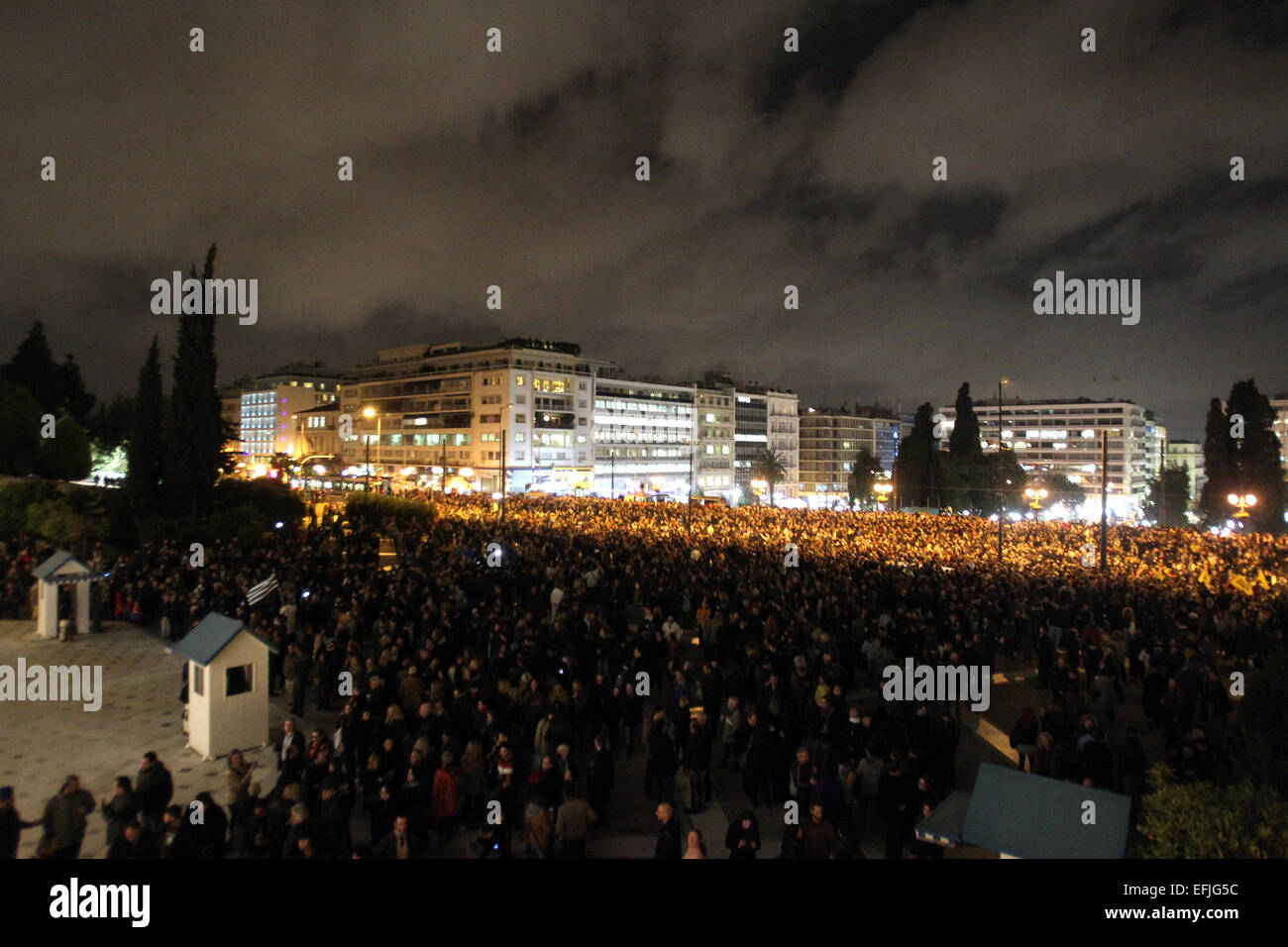 Athen, Griechenland. 5. Februar 2015. Demonstrationen an eine Demonstration gegen Sparpolitik außerhalb des griechischen Parlaments in Athen, am 5. Februar 2015 teilnehmen. Etwa 4.000 Menschen versammelten sich für eine Demonstration gegen Sparpolitik in Athen zentralen Syntagma-Platz am Donnerstag, aber in scharfem Kontrast zu vorherigen gewaltsame Proteste gab es keine Barrikaden und kaum Polizei. Am Donnerstag Protest wurde aufgerufen, um harte Haltung der neuen Regierung mit der EU zu unterstützen, mit denen es ein Ende, die strenge Haushaltsregeln sucht. © Marios Lolos/Xinhua/Alamy Live-Nachrichten Stockfoto
