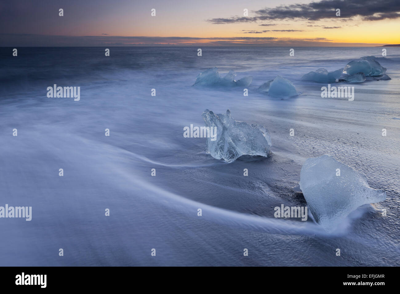 Eisberge am Strand in den Gletschersee Jökulsárlón, Ostisland, Island Stockfoto