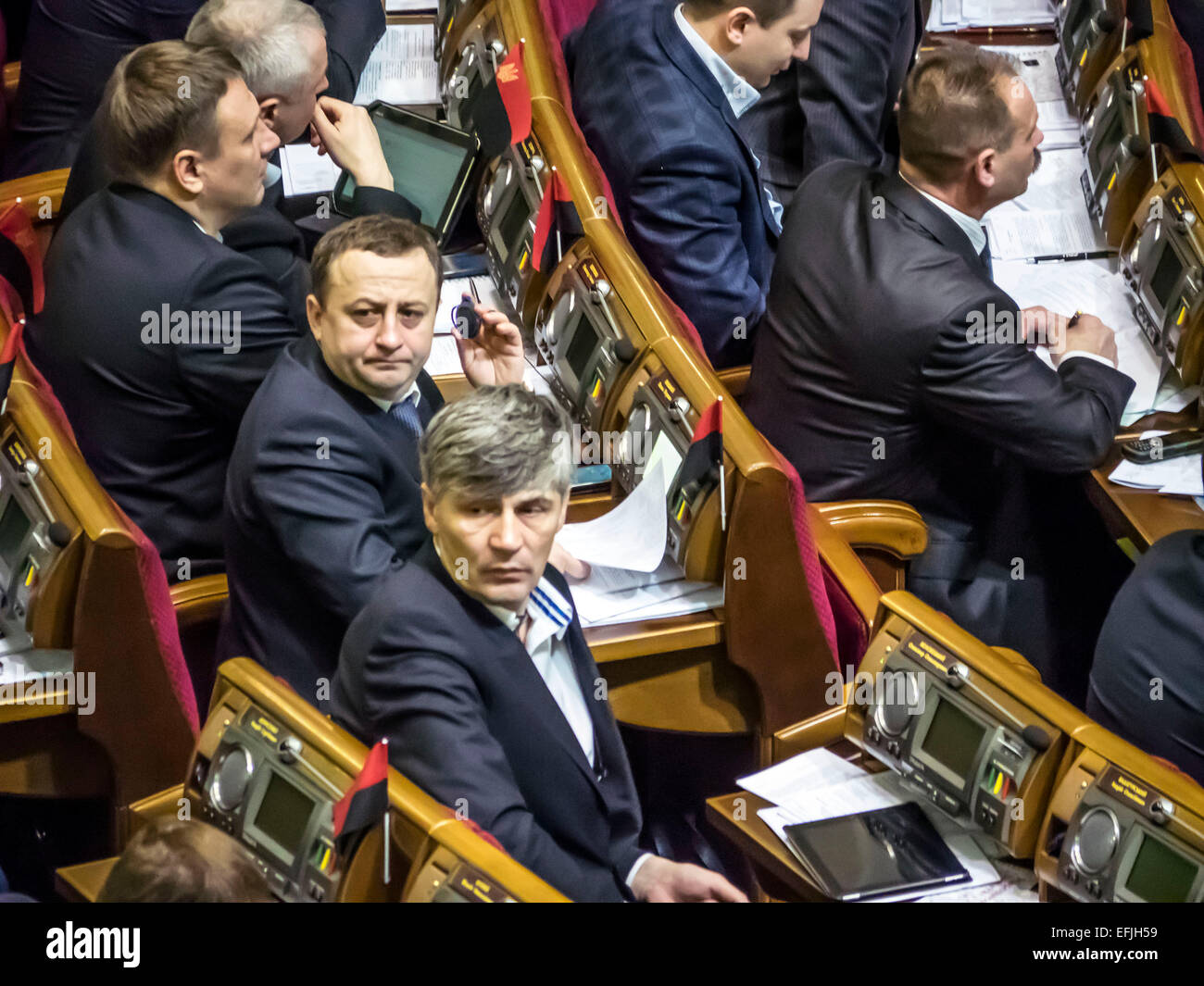 Kiew, Ukraine. 5. Februar 2015. In der Sitzung Halle des Verkhovna Rada. --Werchowna Rada ermöglichte Militärkommandanten Einsatz von Waffen gegen Untergebenen am 5. Februar 2015, Kiew, Ukraine. Gesetz liegt mit den Kommandeuren der Verpflichtung, drastische Maßnahmen zu ergreifen, um der Kommission eine strafbare Handlung zu stoppen unterordnet und Recht und Ordnung wiederherzustellen. Bildnachweis: Igor Golovnov/Alamy Live-Nachrichten Stockfoto