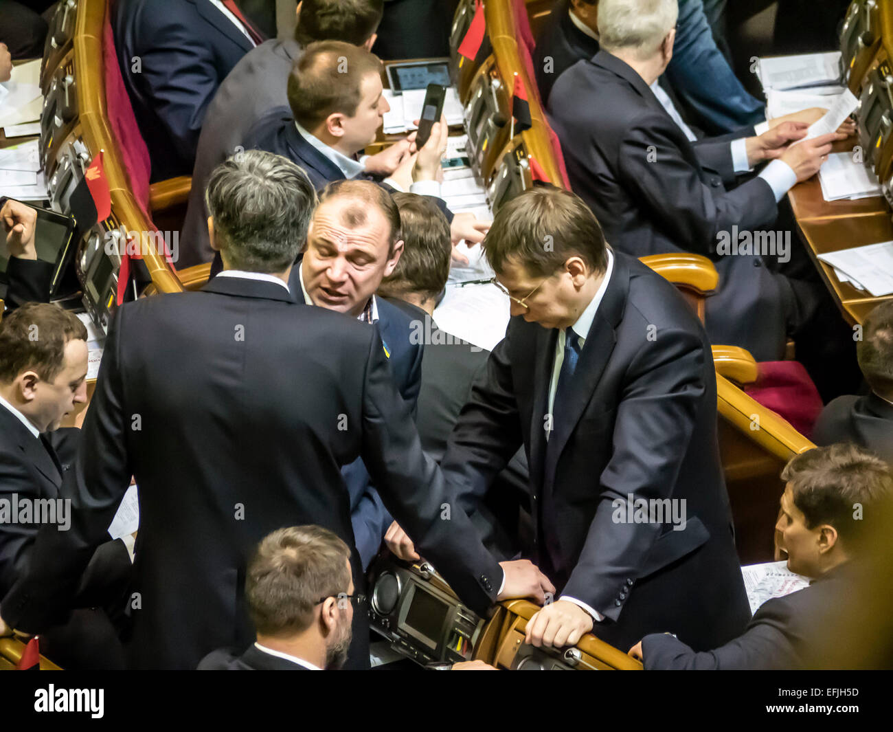 Kiew, Ukraine. 5. Februar 2015. In der Sitzung Halle des Verkhovna Rada. --Werchowna Rada ermöglichte Militärkommandanten Einsatz von Waffen gegen Untergebenen am 5. Februar 2015, Kiew, Ukraine. Gesetz liegt mit den Kommandeuren der Verpflichtung, drastische Maßnahmen zu ergreifen, um der Kommission eine strafbare Handlung zu stoppen unterordnet und Recht und Ordnung wiederherzustellen. Bildnachweis: Igor Golovnov/Alamy Live-Nachrichten Stockfoto