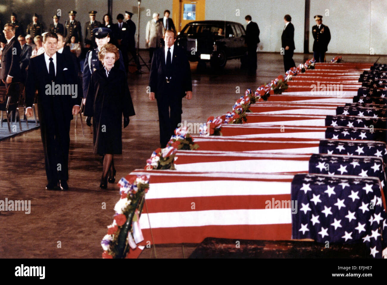 UNS Präsident Ronald Reagan und First Lady Nancy Reagan zu der Opfer Ehren der Bombardierung der US-Botschaft in Beirut, Libanon 23. April 1983 in Dover, Delaware. Stockfoto