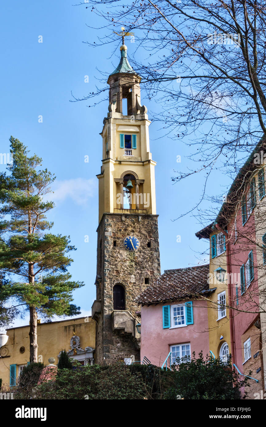 Portmeirion, Nordwales, das italienische Torydorf, das von Clough Williams-Ellis erbaut wurde. Der campanile, oder Glockenturm, erbaut 1928 Stockfoto