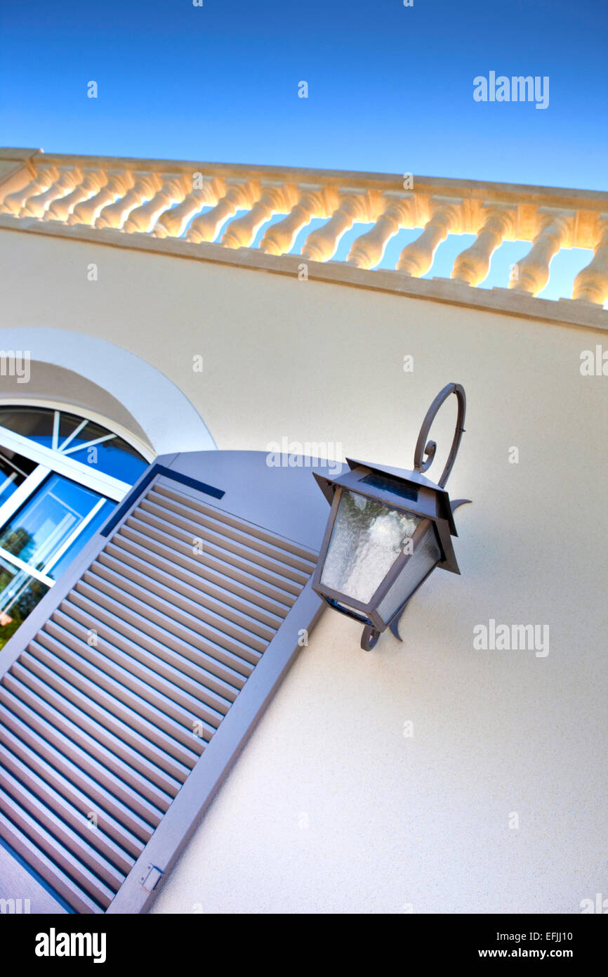 Fassade und Terrasse eines modernen Hauses Stockfoto