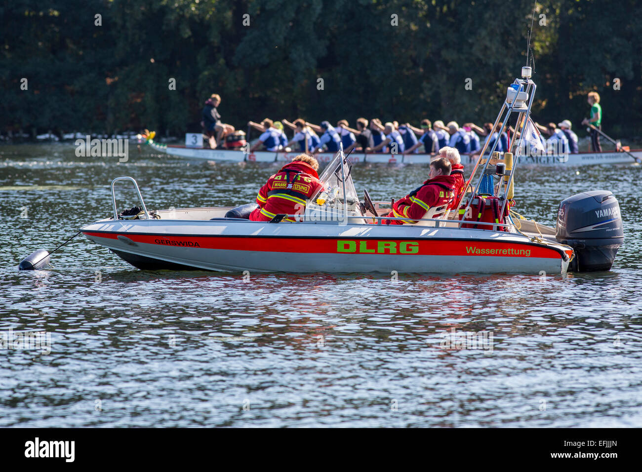 Boot von Deutschland Leben sparen Association, auf "Baldeneysee" See, Fluss Ruhr zu retten, während ein Drachenboot-Rennen, Essen, Deutschland Stockfoto