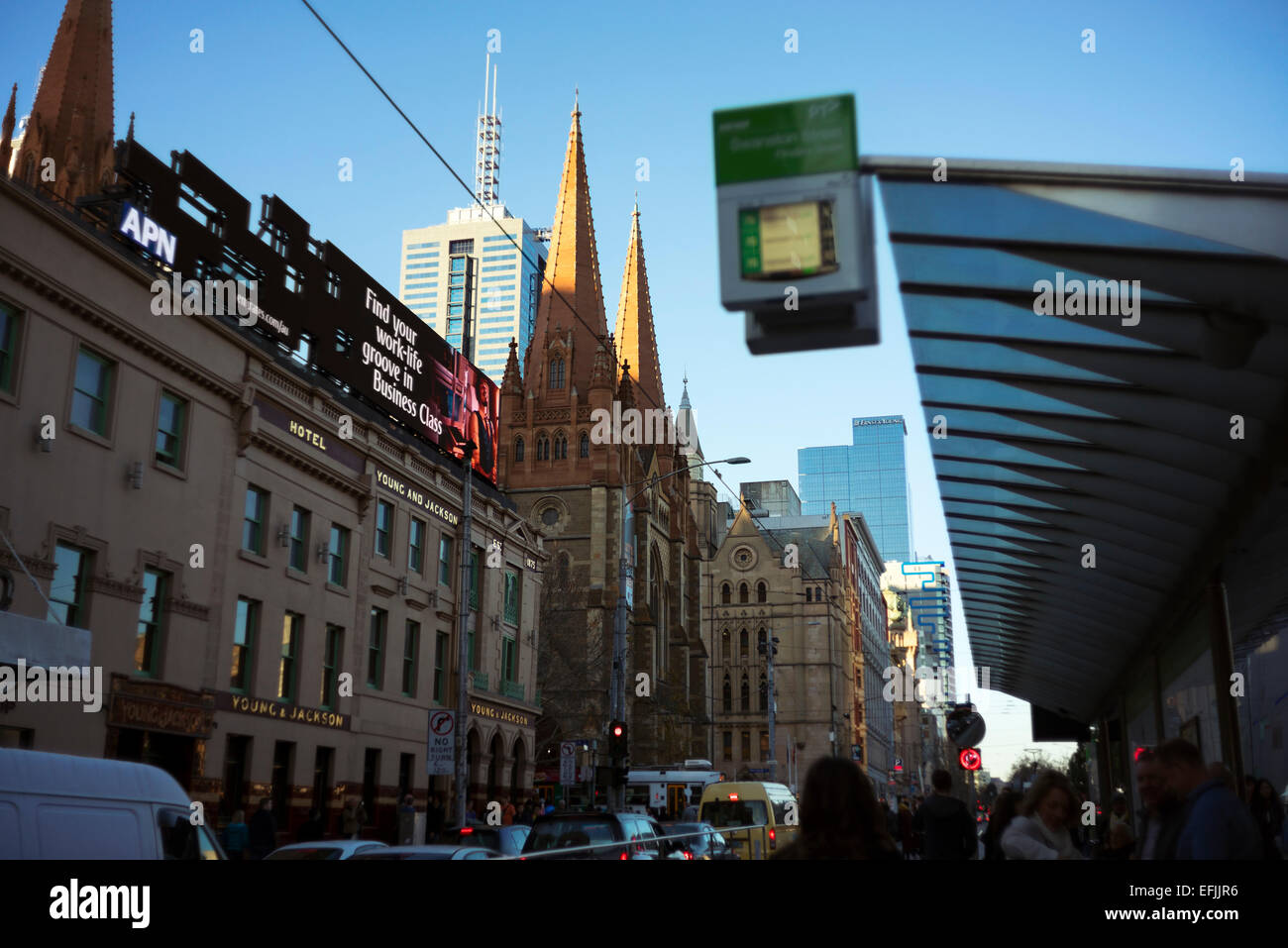 Swanston Street mit St. Paul chathedral Stockfoto