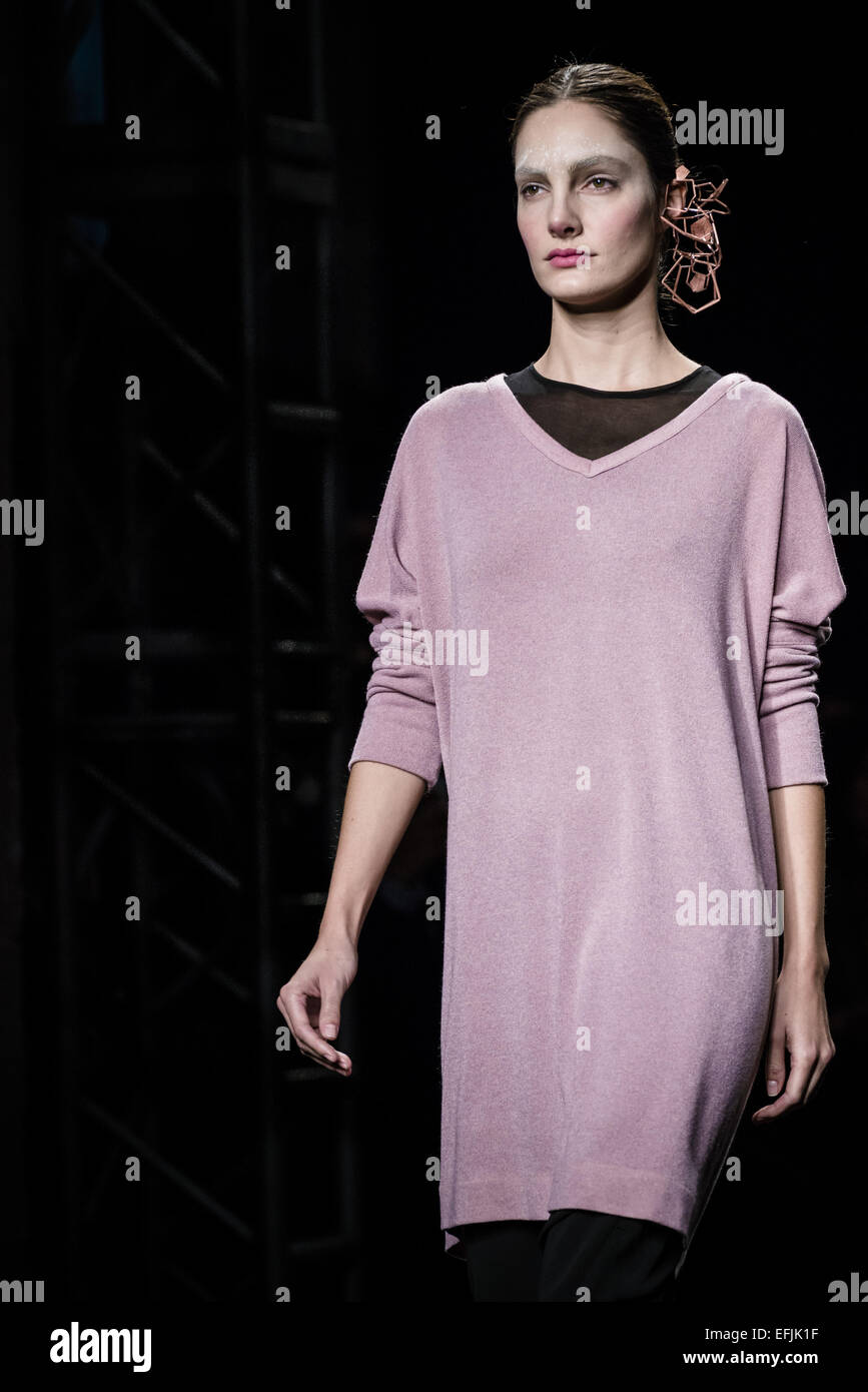 Barcelona, Spanien. 5. Februar 2015. 5. Februar 2015 - präsentieren Models auf dem Laufsteg die neue AW-15-Kollektion von der who am 080 Barcelona Fashion. Bildnachweis: Matthias Oesterle/ZUMA Wire/ZUMAPRESS.com/Alamy Live-Nachrichten Stockfoto