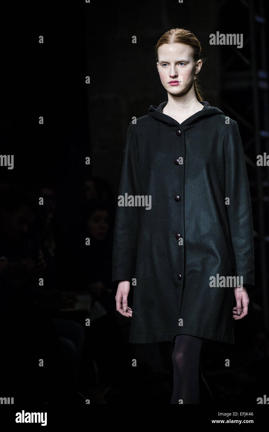 Barcelona, Spanien. 5. Februar 2015. 5. Februar 2015 - präsentieren Models auf dem Laufsteg die neue AW-15-Kollektion von der who am 080 Barcelona Fashion. Bildnachweis: Matthias Oesterle/ZUMA Wire/ZUMAPRESS.com/Alamy Live-Nachrichten Stockfoto