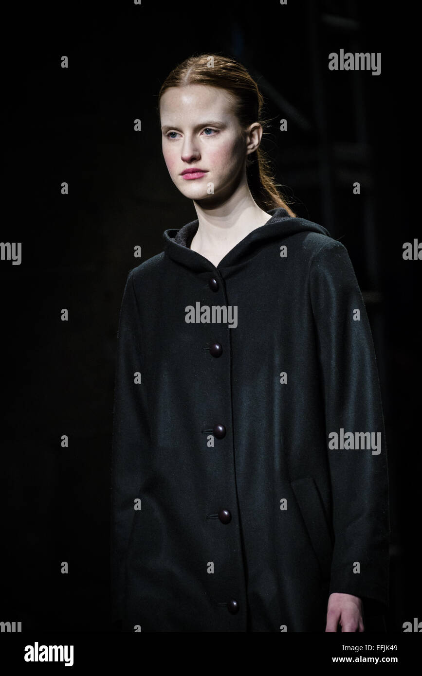 Barcelona, Spanien. 5. Februar 2015. 5. Februar 2015 - präsentieren Models auf dem Laufsteg die neue AW-15-Kollektion von der who am 080 Barcelona Fashion. Bildnachweis: Matthias Oesterle/ZUMA Wire/ZUMAPRESS.com/Alamy Live-Nachrichten Stockfoto