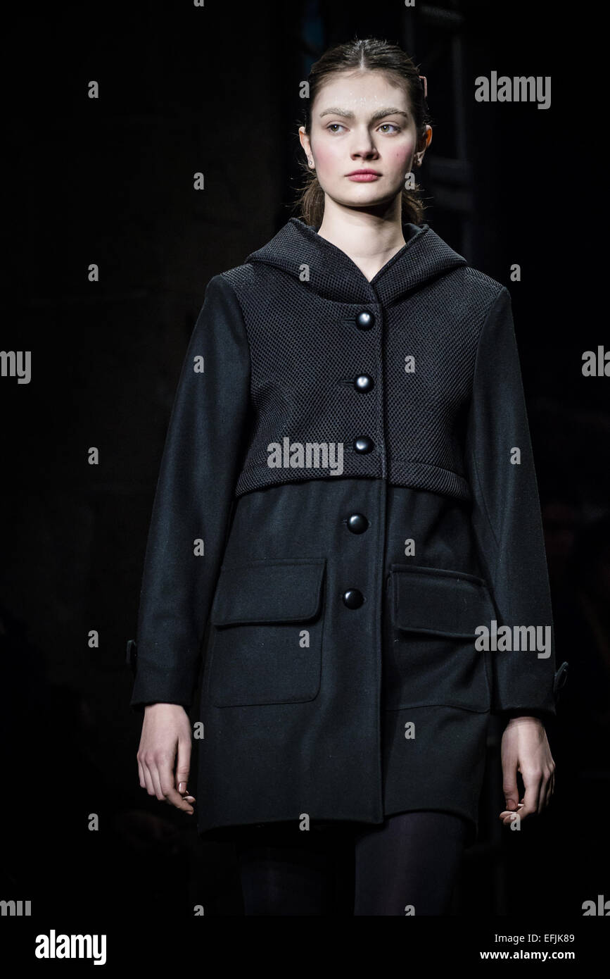 Barcelona, Spanien. 5. Februar 2015. 5. Februar 2015 - präsentieren Models auf dem Laufsteg die neue AW-15-Kollektion von der who am 080 Barcelona Fashion. Bildnachweis: Matthias Oesterle/ZUMA Wire/ZUMAPRESS.com/Alamy Live-Nachrichten Stockfoto