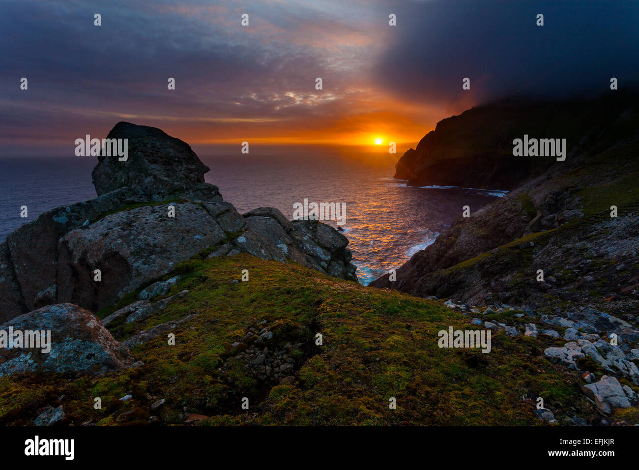 Atemberaubenden Sonnenuntergang von Ruaival auf Hirta, St Kilda Schottland gesehen. Stockfoto