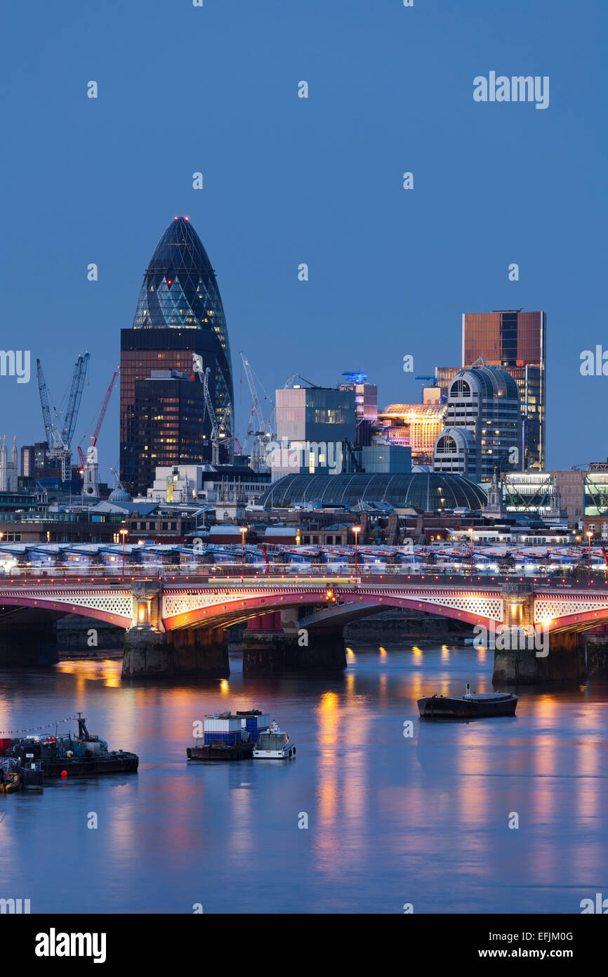 Skyline von London mit Bürogebäude und die Blackfriars Bridge am Abend, Themse, City of London, England Stockfoto