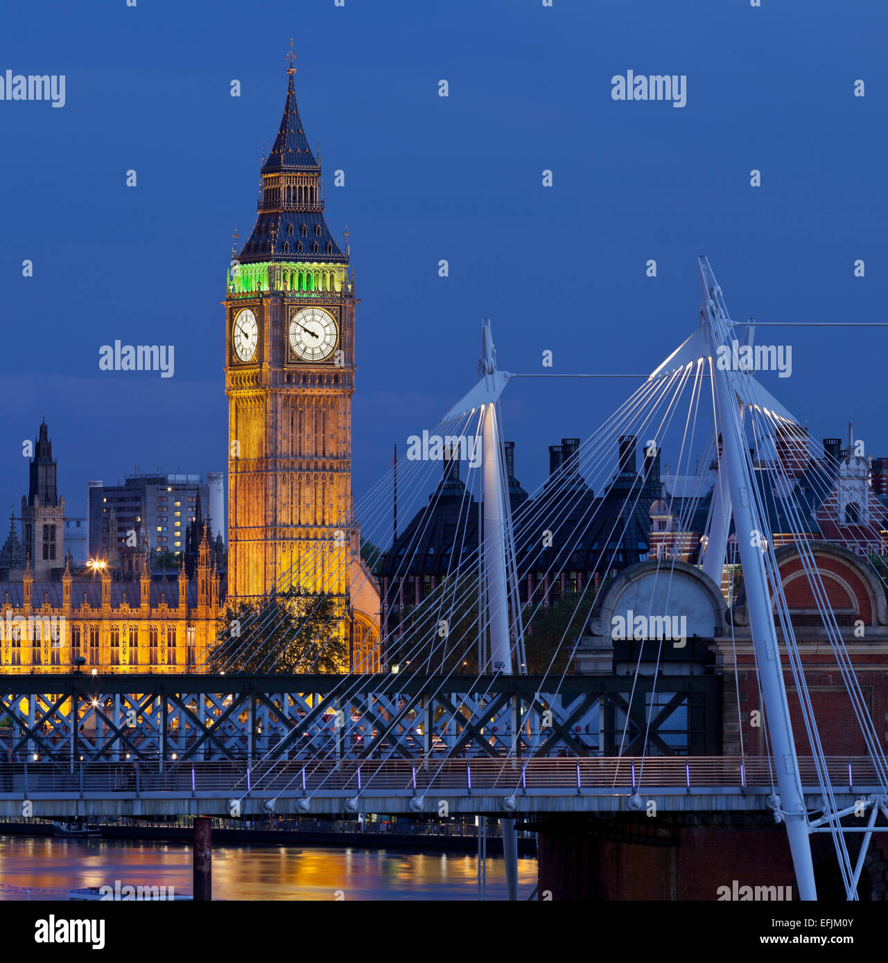 Westminster Palace und Big Ben mit Hungerford Bridge bei Nacht, Charing Cross, London, England Stockfoto