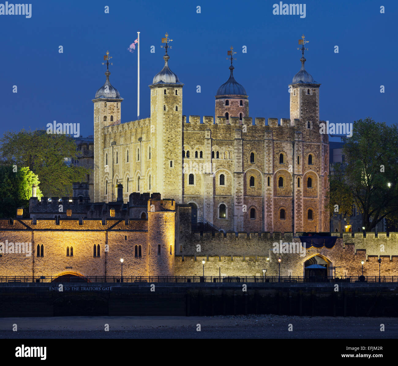 Ihre Majestät königlicher Palast und Festung der Tower of London bei Nacht, City of London, London, England Stockfoto