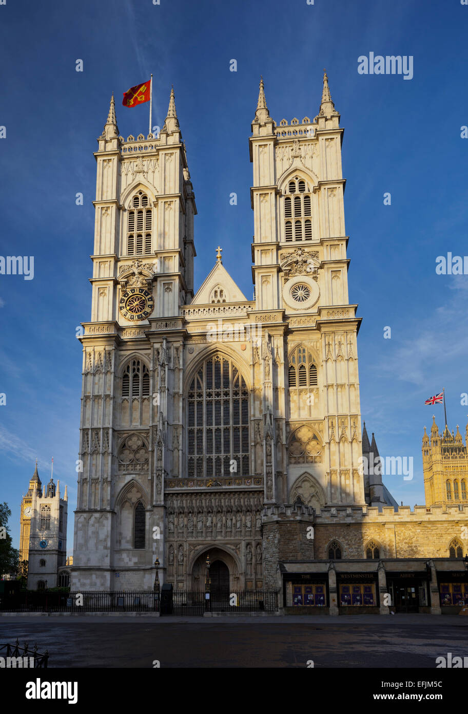 Westminster Abbey mit Türmen und zentralen Fassade mit dem Schatten über den Hof Westminster City, London, England Stockfoto