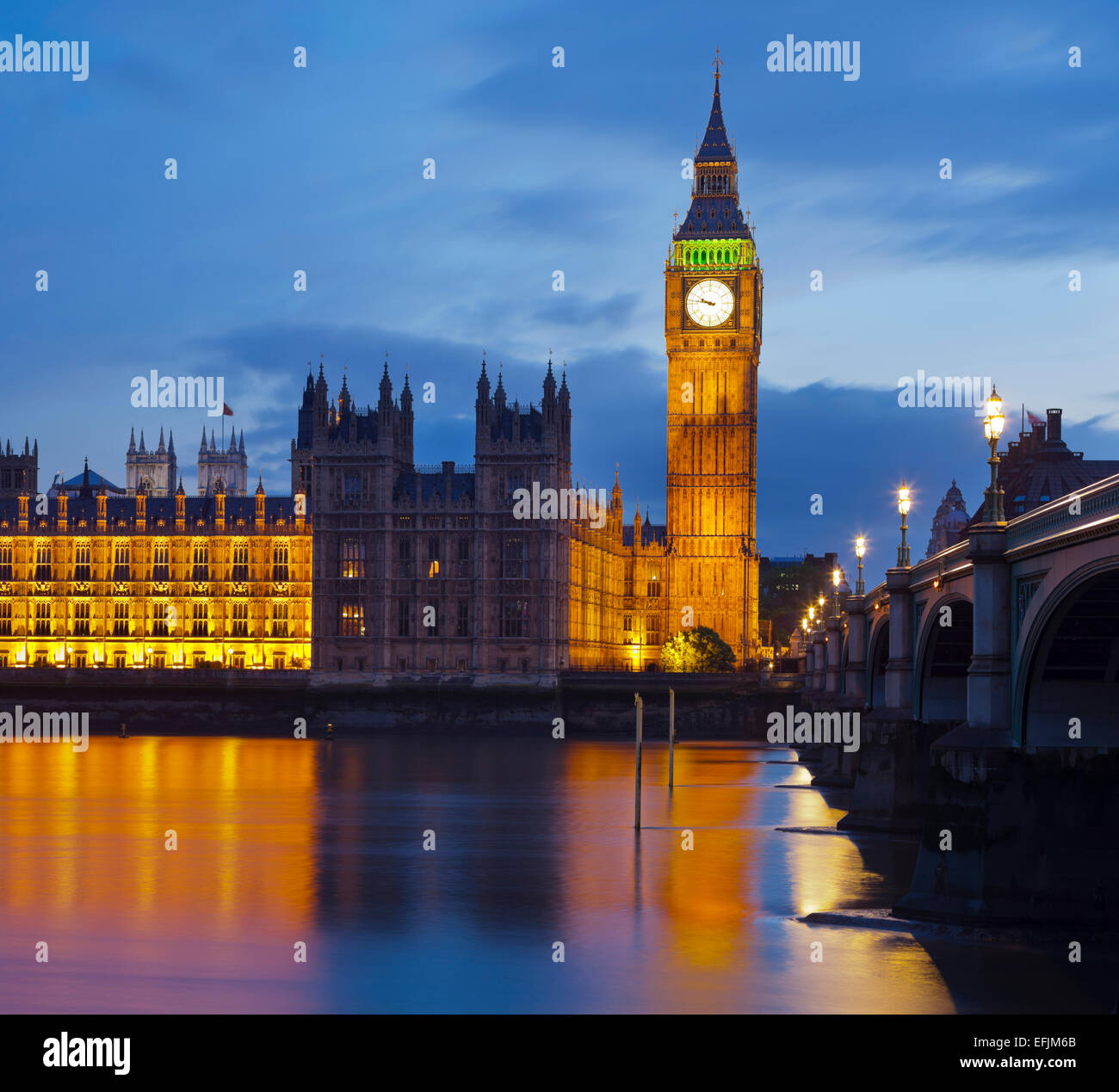 Westminster-Palast mit Westminster Bridge und Big Ben am Abend, London, England Stockfoto