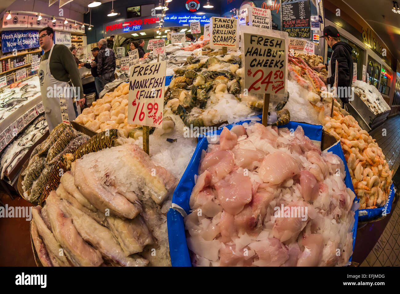 Frische Meeresfrüchte, einschließlich Heilbutt Wangen und Seeteufel Filets für Verkauf in den Pike Place Market in Seattle, Washington State, USA Stockfoto