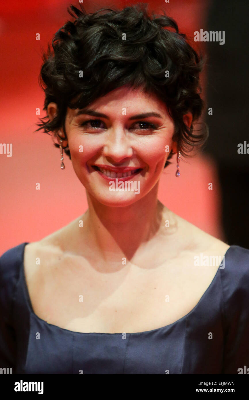 Berlin, Deutschland. 5. Februar 2015. Schauspielerin Audrey Tautou posiert für Fotos auf dem roten Teppich vor der Eröffnungsfeier in der 65. Internationalen Filmfestspiele Berlinale in Berlin, Deutschland, am 5. Februar 2015. Bildnachweis: Zhang Fan/Xinhua/Alamy Live-Nachrichten Stockfoto