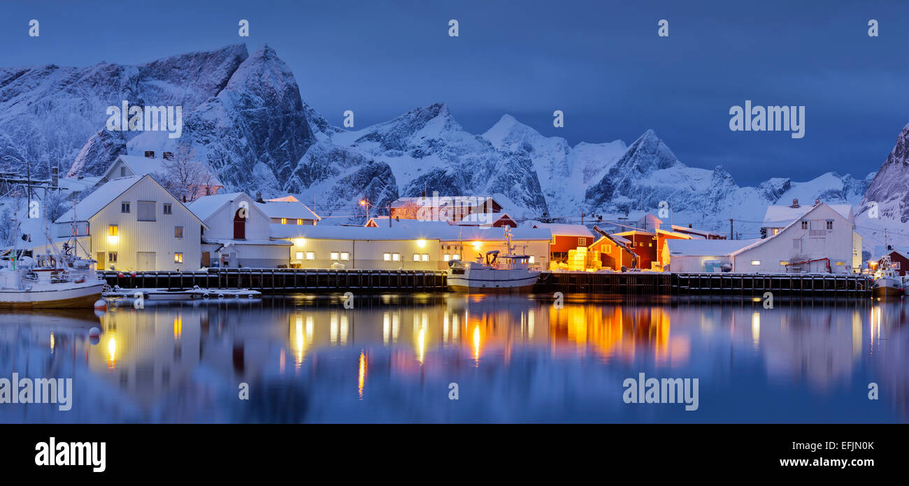 Hamnoy im Abendlicht, Spiegelbild im Wasser, Reine, Moskenesoya, Lofoten, Nordland, Norwegen Stockfoto