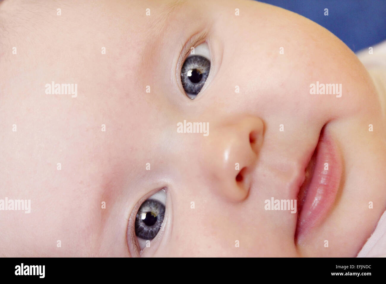 schöner Anblick kleines Baby horizontal verlegen Stockfoto