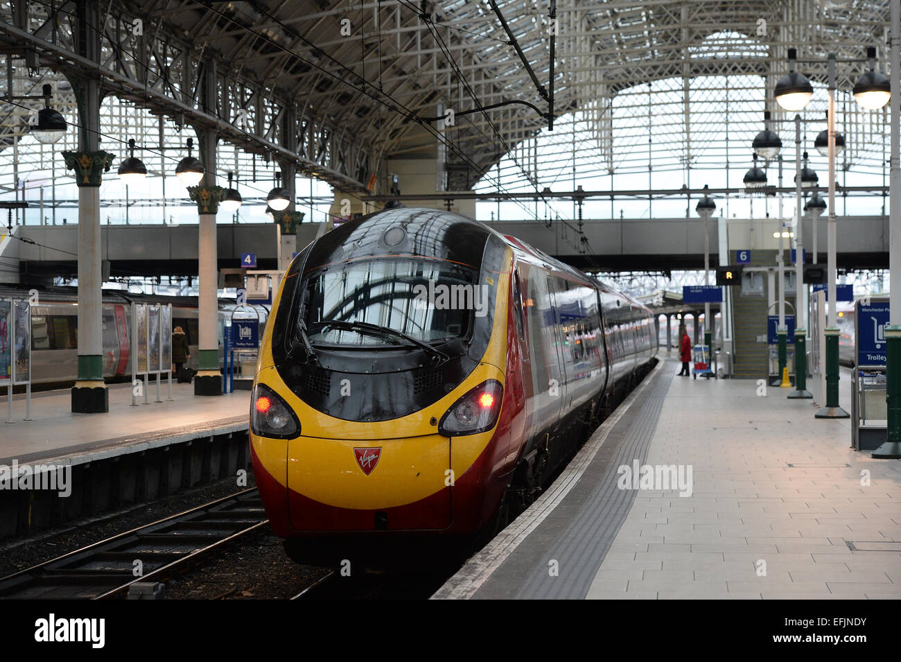 Jungfrau Pendalino Zug Ankunft am Bahnhof Manchester Piccadilly, Manchester, UK Stockfoto