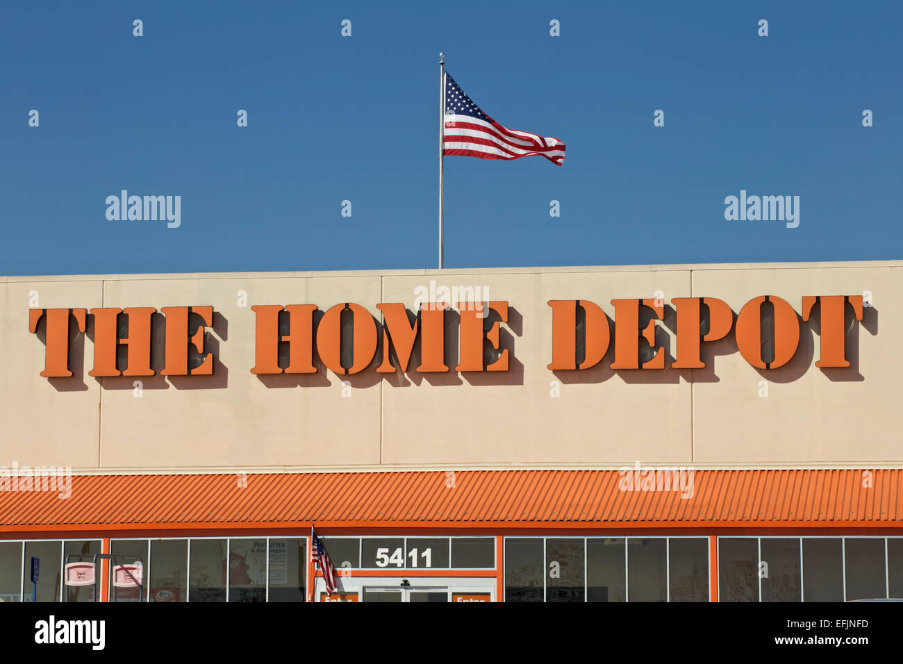 Home Depot Ladenfront mit amerikanischen Flagge an der Spitze. Stockfoto