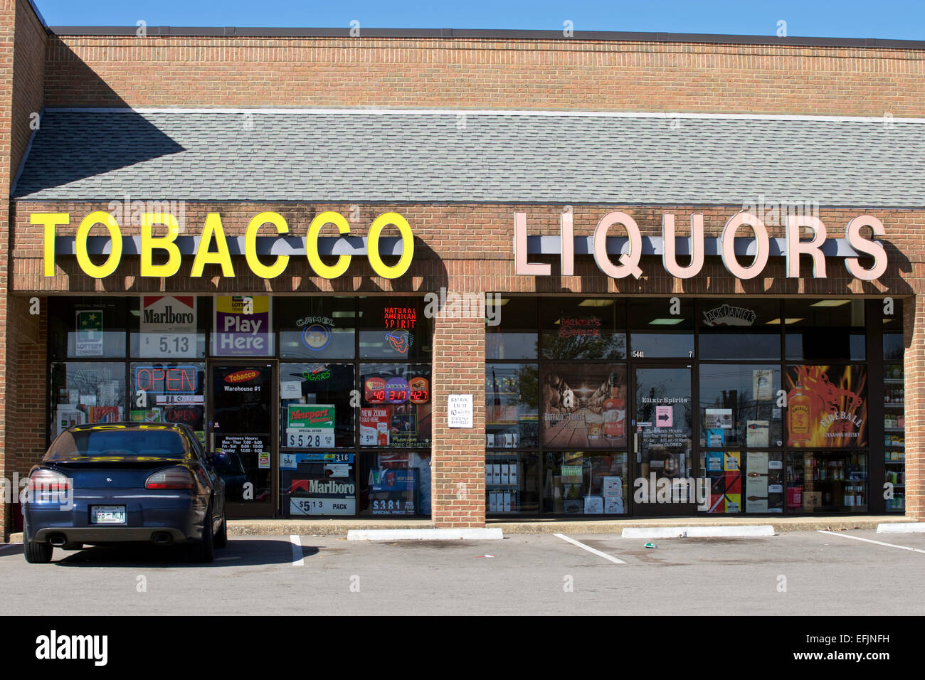 Tabak und Alkohol speichern Zeichen mit einzelnen Auto vor Stockfoto