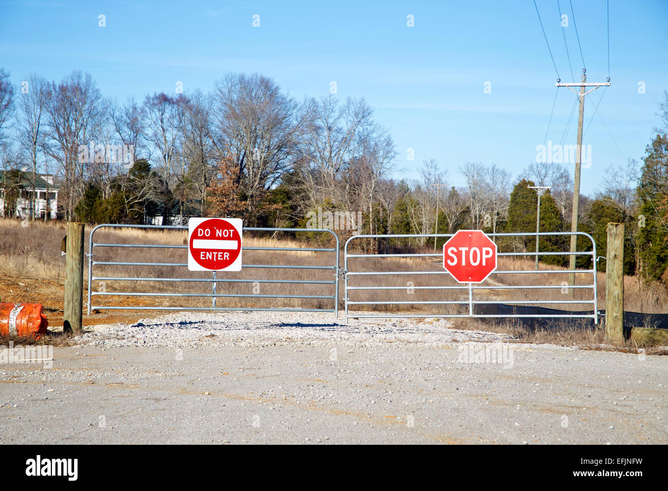 Geben Sie die Zeichen nicht und stop Stop Post auf Zaun Tor außerhalb Bereich. Stockfoto