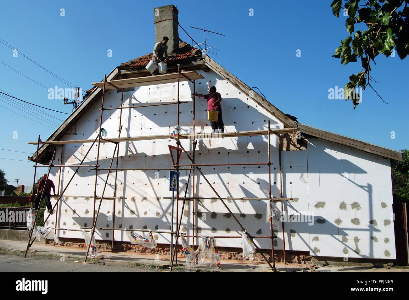 Meister von Baugerüsten morgens führen Sie arbeiten an der Fassade des Hauses. Stockfoto