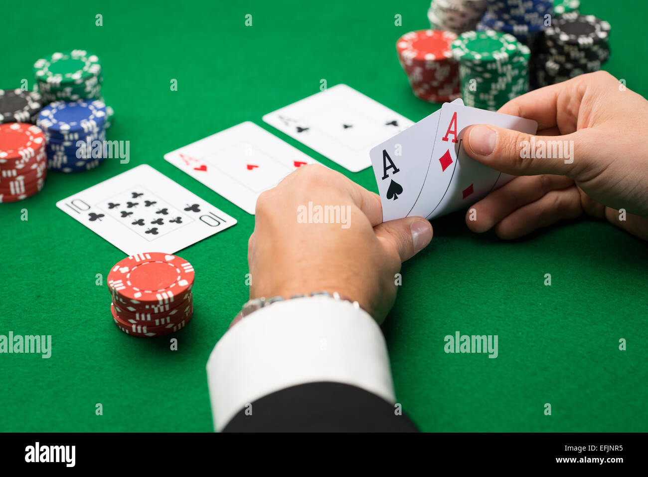 Poker-Spieler mit Karten und Chips im casino Stockfoto