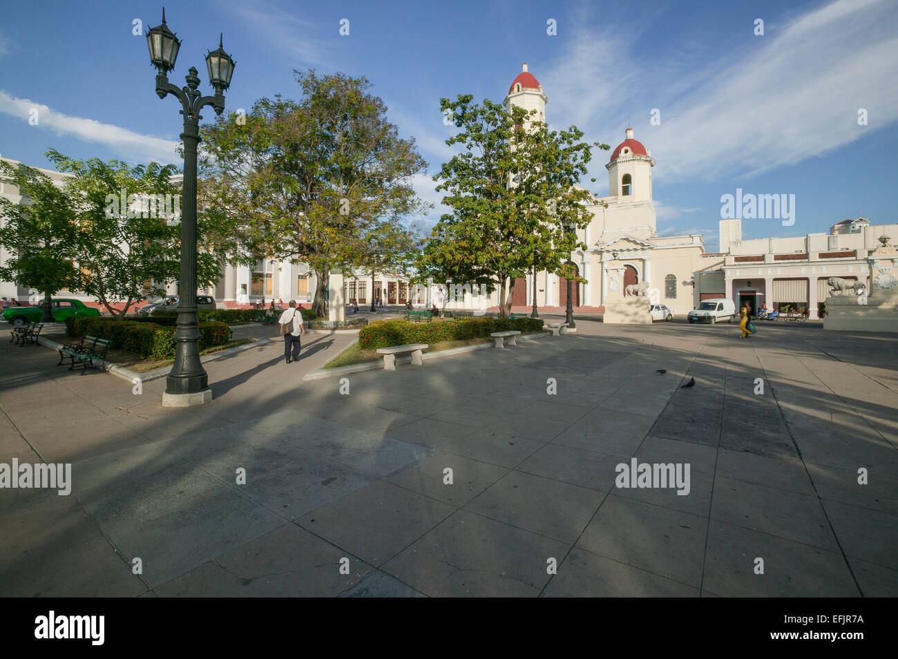 Ansicht von Cienfuegos Stadtzentrum Jose Marti Park, Cienfuegos Kathedrale und Löwen Skulpturen zeigen. Stockfoto