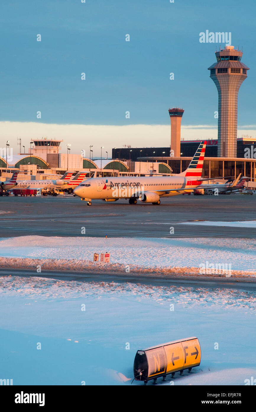Chicago, Illinois - An American Airlines Jet anschickt, O' Hare International Airport zu verlassen. Stockfoto