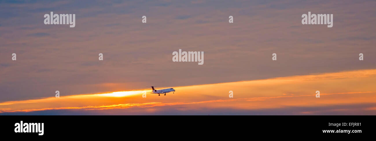 Chicago, Illinois - einem Passagier-Jet landet auf dem O' Hare International Airport. Stockfoto