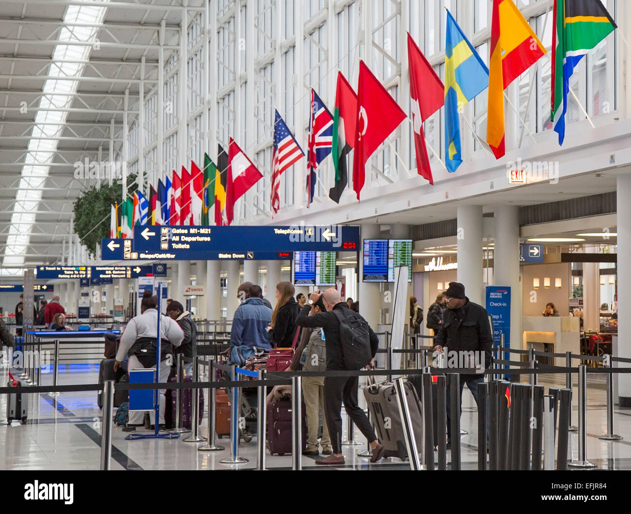 Chicago, Illinois - Passagiere in der Schlange zum Einchecken für Flüge am internationalen Flughafen O' Hare international Terminal. Stockfoto