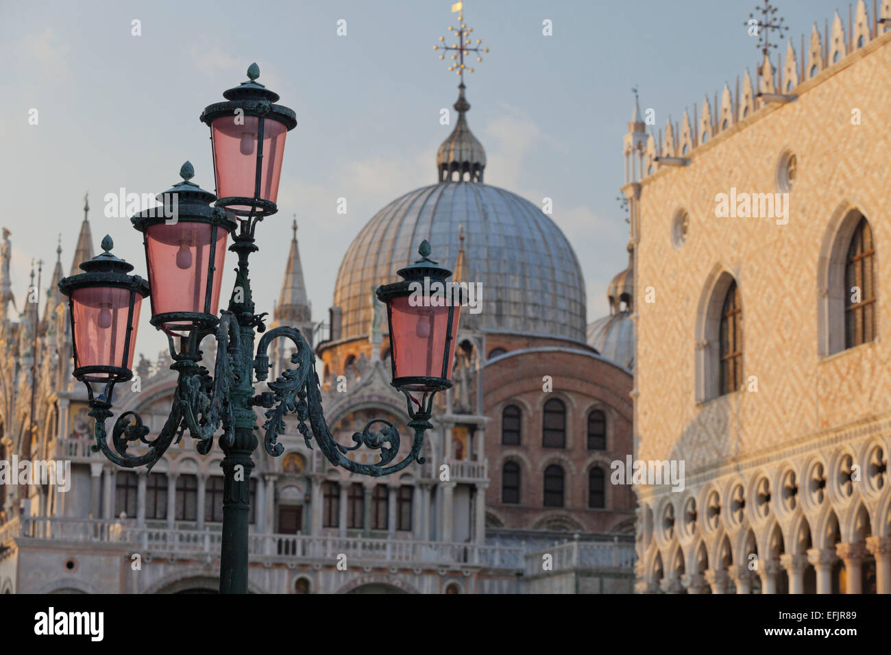 Laterne vor der Basilika San Marco, Venedig, Italien Stockfoto