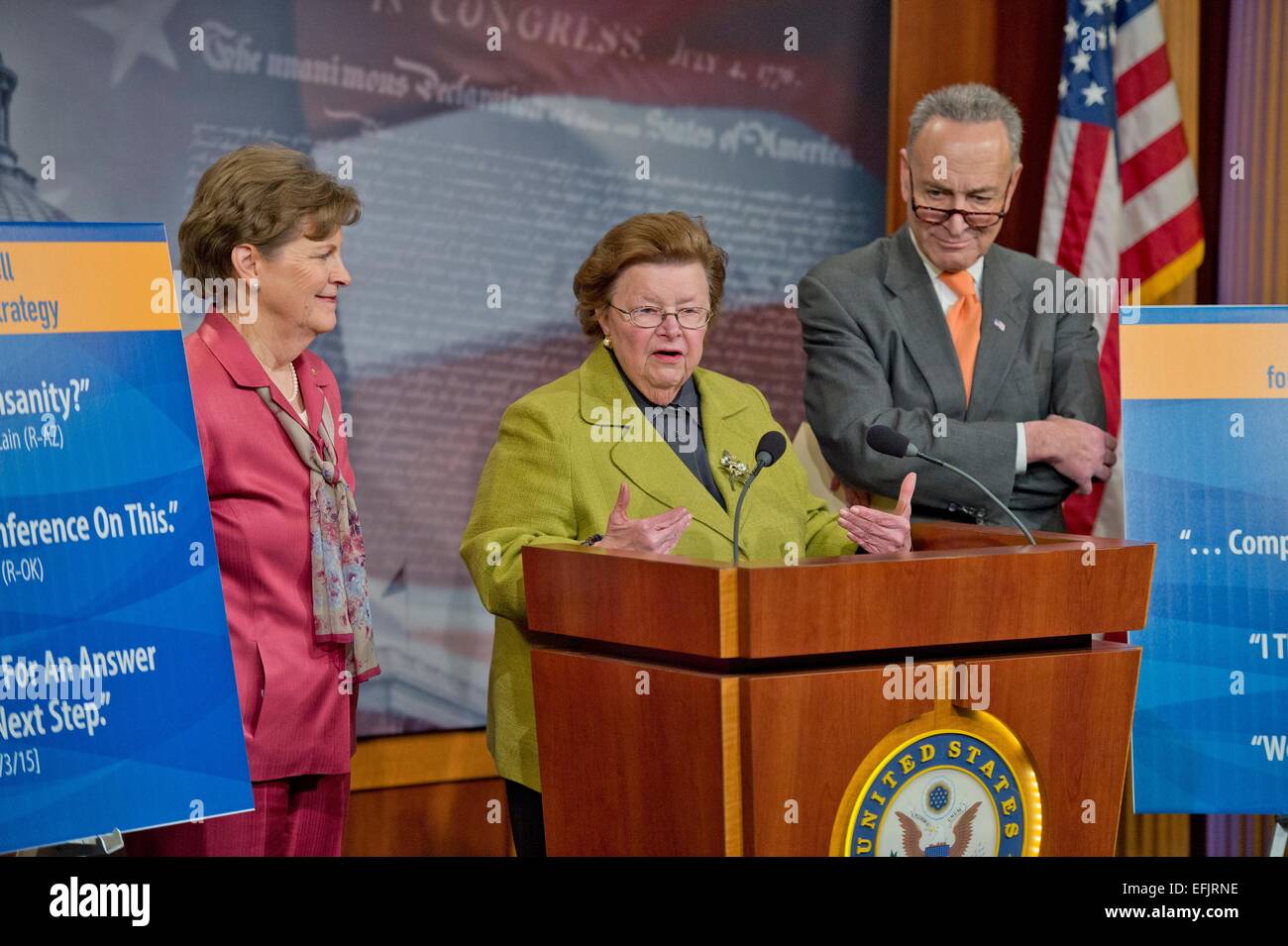 US-demokratische Senator Barbara Mikulski zusammen mit Senatoren Chuck Schumer und Jeanne Shaheen während einer Pressekonferenz nach der Niederlage eines dritten Rechnung DHS Finanzierung von Republikanern 5. Februar 2015 in Washington, DC. Stockfoto