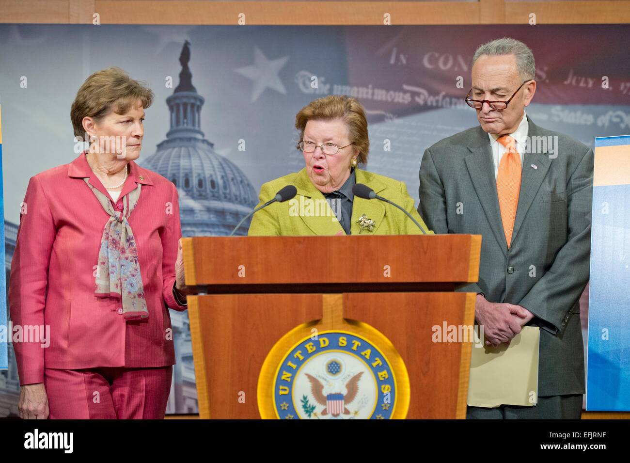 US-demokratische Senator Barbara Mikulski zusammen mit Senatoren Chuck Schumer und Jeanne Shaheen während einer Pressekonferenz nach der Niederlage eines dritten Rechnung DHS Finanzierung von Republikanern 5. Februar 2015 in Washington, DC. Stockfoto