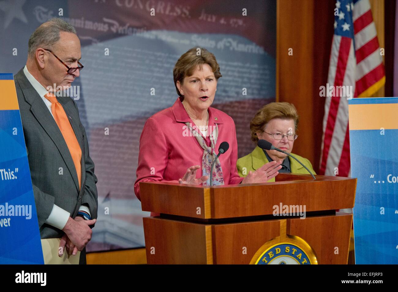 US-demokratische Senator Jeanne Shaheen zusammen mit Senatoren Chuck Schumer und Barbara Mikulski während einer Pressekonferenz nach der Niederlage eines dritten Rechnung DHS Finanzierung von Republikanern 5. Februar 2015 in Washington, DC. Stockfoto