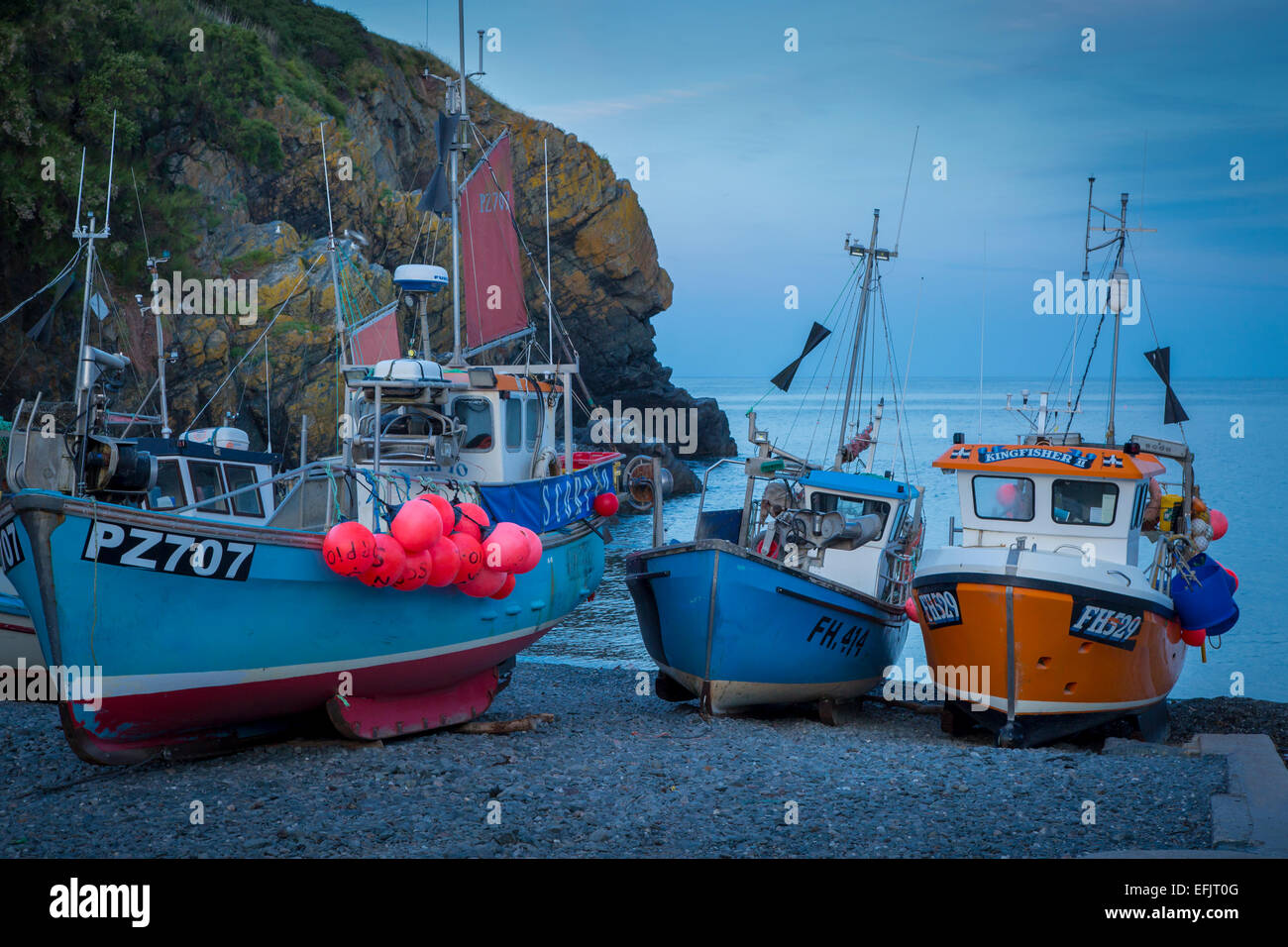 Strandeten Angelboote/Fischerboote am Abend Ebbe in Cadgwith Cove, Cornwall, England, UK Stockfoto