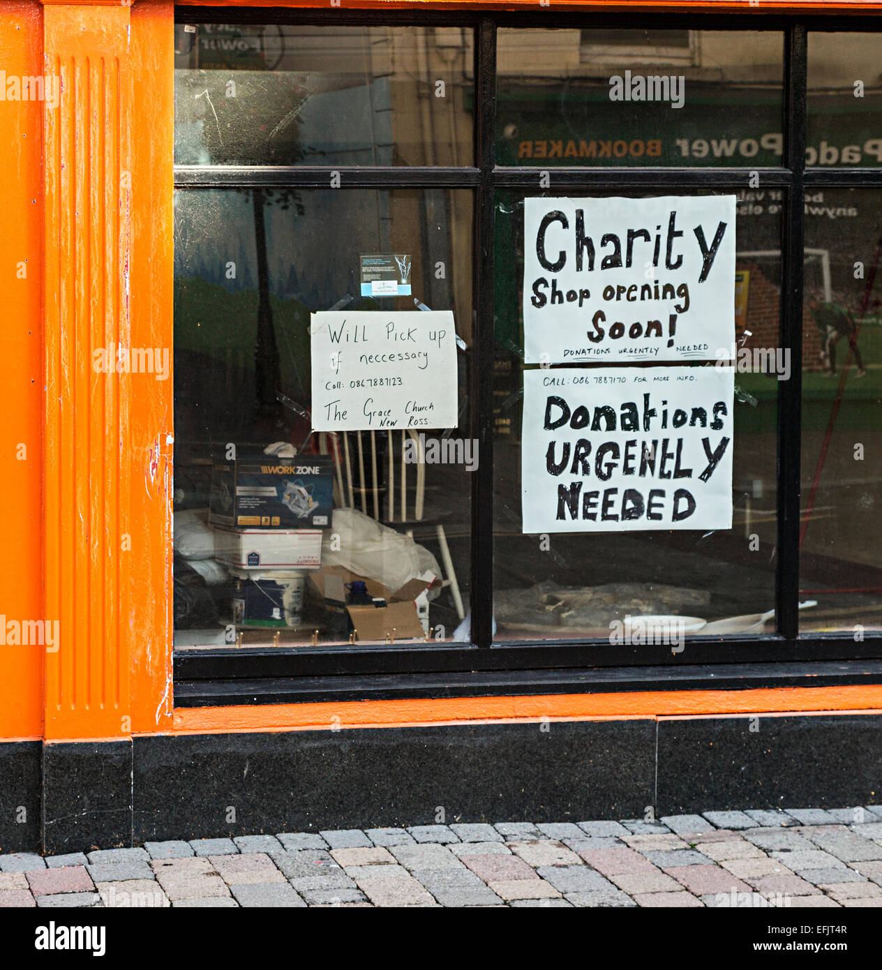 Melden Sie sich an einem Charity-Schaufenster bitten um Spenden, New Ross, Co. Wexford, Irland Stockfoto