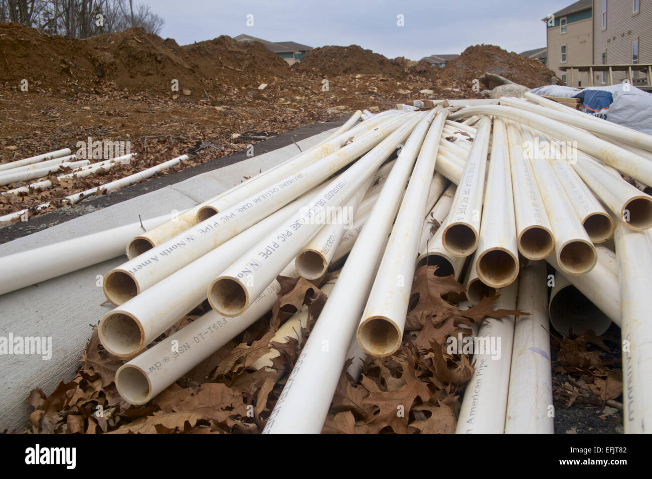 Weiße Dienstprogramm Rohr in einem Stapel auf einer Baustelle. Stockfoto