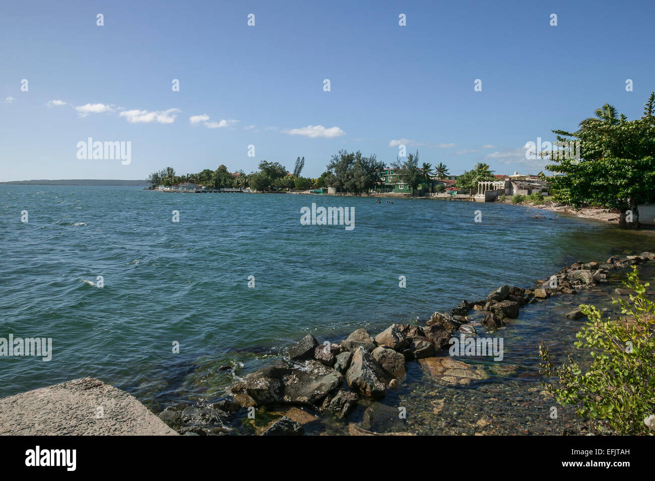 Häuser in der Nähe von Punta Gorda Cienfuegos, Kuba entlang der gekrümmten Ufer der Bucht von Cienfuegos auf einem sonnigen Dezember Tag. Stockfoto