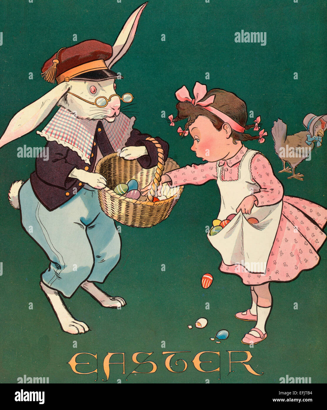 Vintage Illustration zeigt ein kleines Mädchen unter den farbigen Eiern aus dem Osterhasen Korb; Sie setzen sie in ihrer Schürze, aber einige sind auf dem Boden gefallen und gebrochen sind. Es gibt ein Huhn trägt eine Mütze im Hintergrund, ca. 1903 Stockfoto
