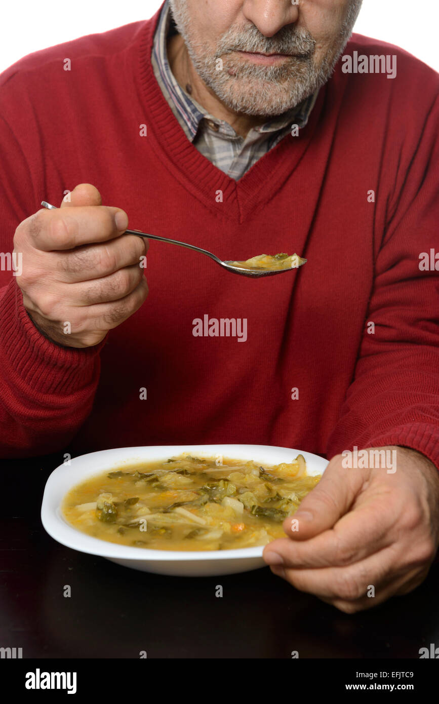 Mann mittleren Alters Essen Gemüsesuppe Stockfoto