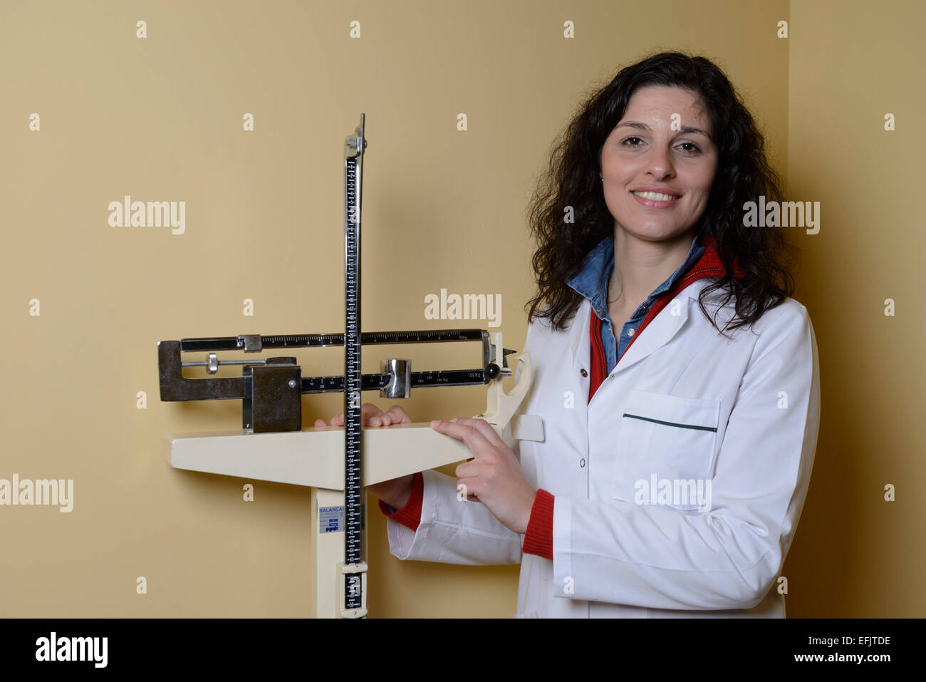 Porträt von einer Ernährungsberaterin neben Waagen Stockfoto