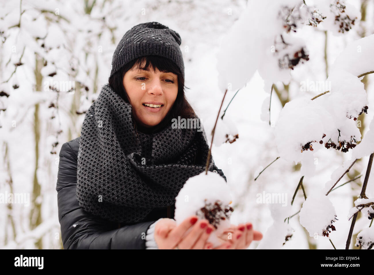 Mädchen und ein Zweig mit Schnee Stockfoto