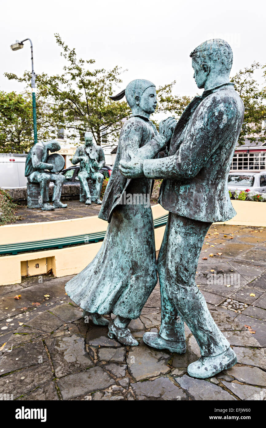 Statuen von paar zu tanzen und Musiker, Lisdoonvarna, Co. Clare, Irland Stockfoto